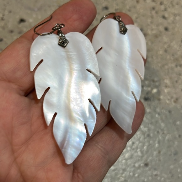 VINTAGE MOTHER OF PEARL SHELL FEATHER SHAPED STATEMENT EARRINGS WHITE SILVER - Picture 4 of 7